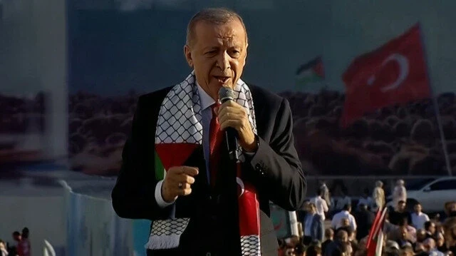 الرئيس التركي رجب طيب اوردغان امام مظاهرة حاشدة في اسطنبول