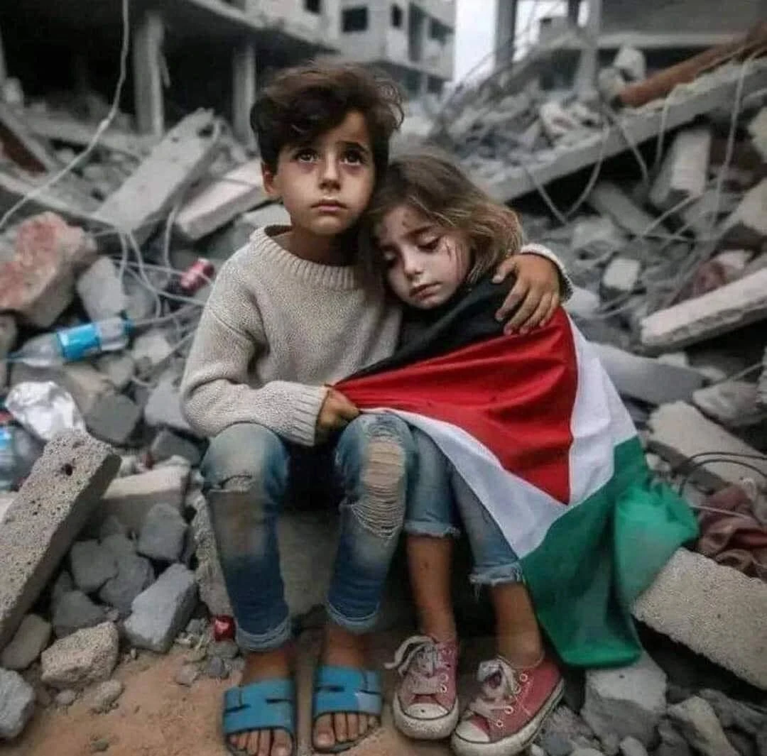 طفلان فلسطينيان يجلسان على دمار منزلهما في غزة