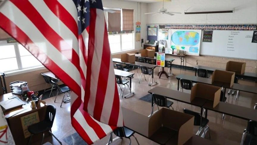 مدرس أمريكي يهدد تلميذته