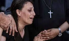 امرأة مسيجية تبكي مقتل مسيحيتين برصاص جيش الاحتلال في غزة