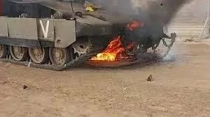 دبابة إسرائيلية محترقة بضربة من مقاتلي المقاومة  في غزة