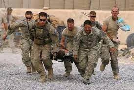 جنود امريكيون ينقلون مصابا بضربة على قاعدة امريكية في الاردن