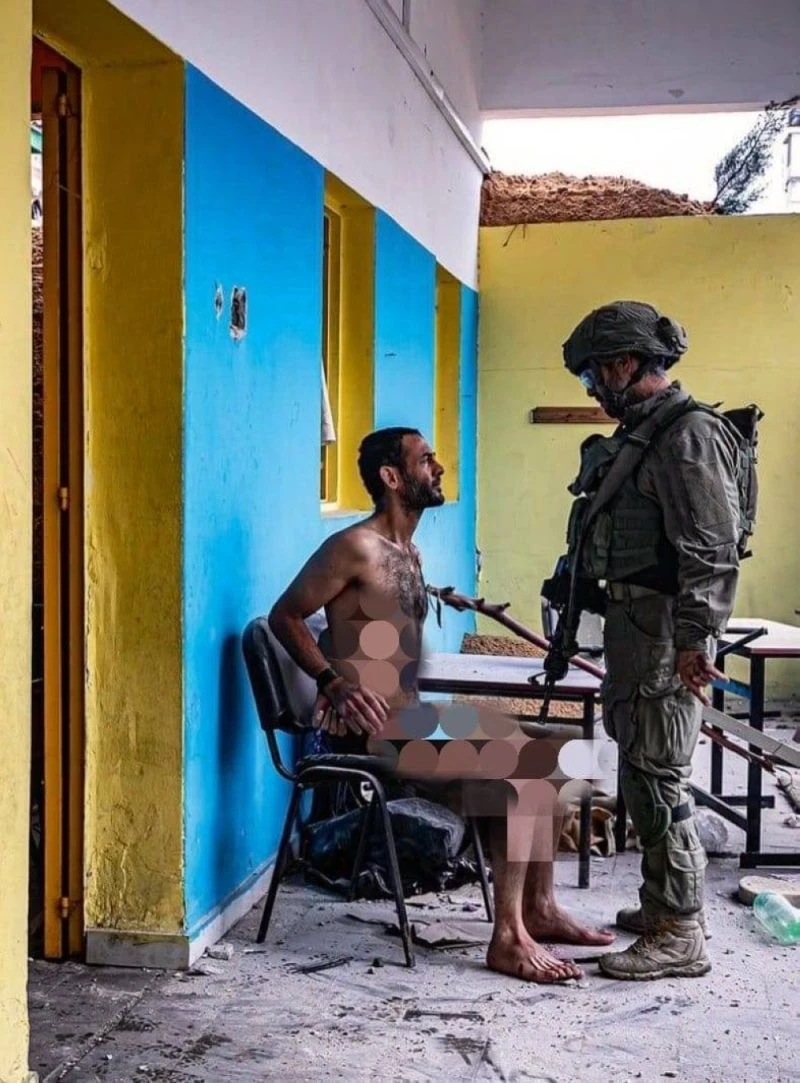 فلسطيني عم تعريته وكبلت يداه في مواجهة جندي اسرائيلي