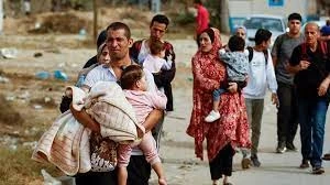 فلسطينيون ينزحون من مكان لآخر لإنقاذ أرواح أطفالهم