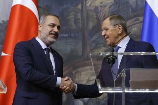 وزير الخارجية الروسي سيرغي لافروف بمرافقة وزير الخارجية التركي هاكان فيدان