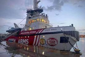 قارب مؤسسة خيرية اسبانية تقل مساعدات لغزة