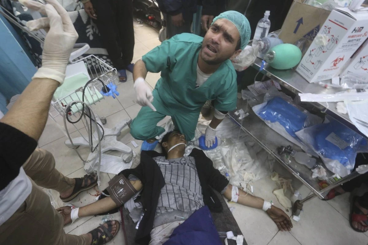 مسعف في مشتشفى في غزة اثناء غارة اسرائيلية