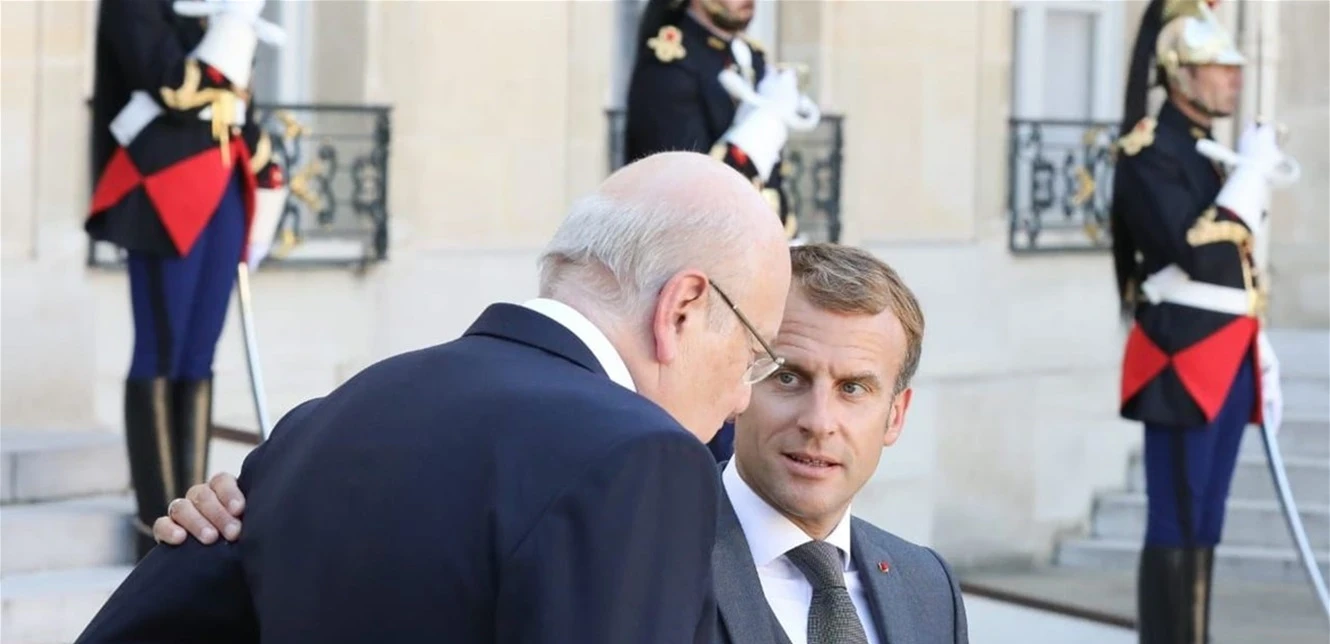 الرئيس الفرنسي إيمانويل ماكرون ورئيس حكومة تصريف الإعمال في لبنان نجيب ميقاتي
