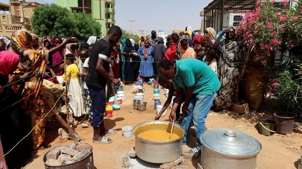 توزيع الطعام على النازحين في السودان