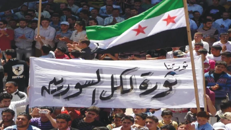 مظاهرة لسوريين يرفعون شعار وعلم الثورة