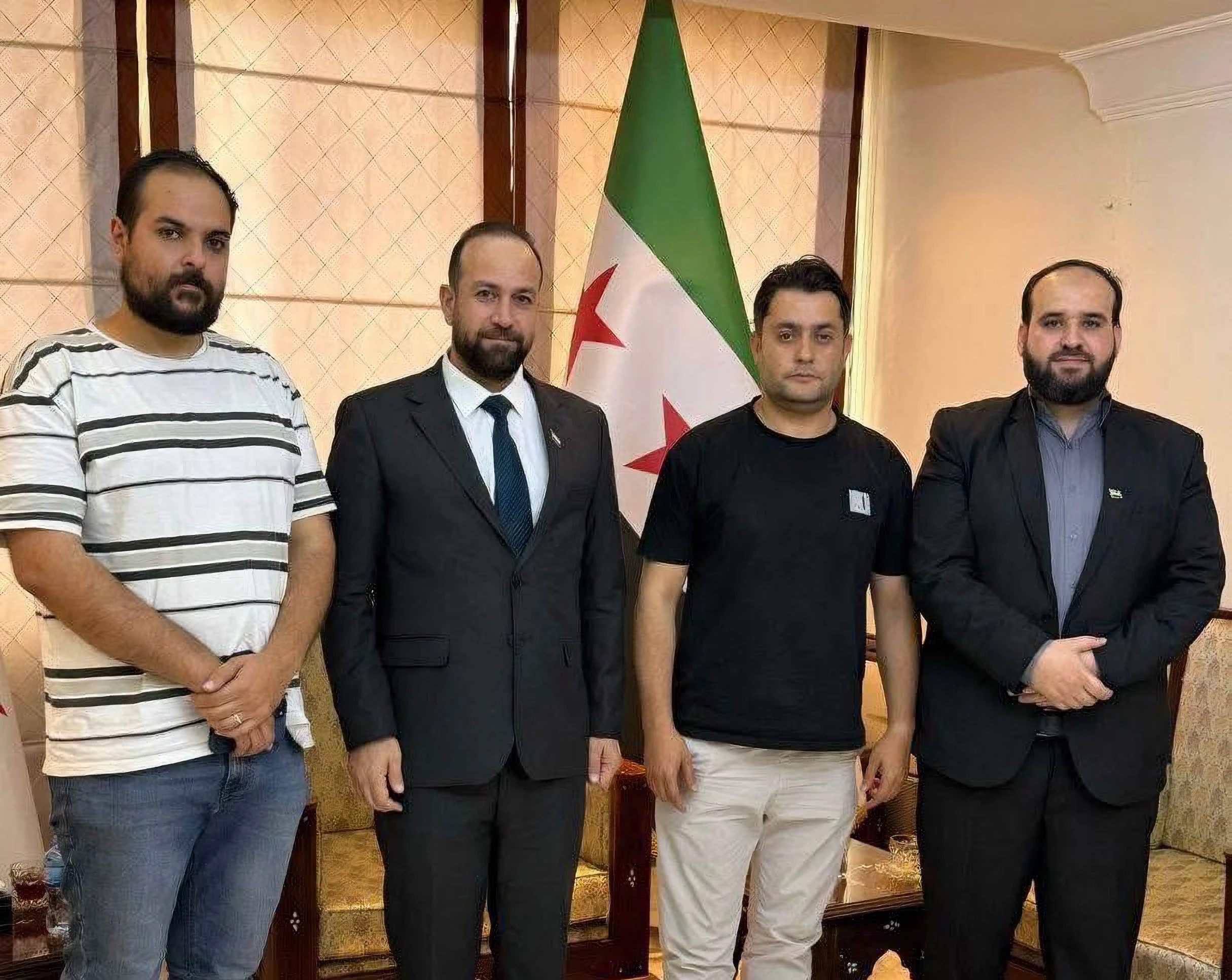 وزير الإعلام حمزة المصطفى مع الصحفيين المفرج عنهما