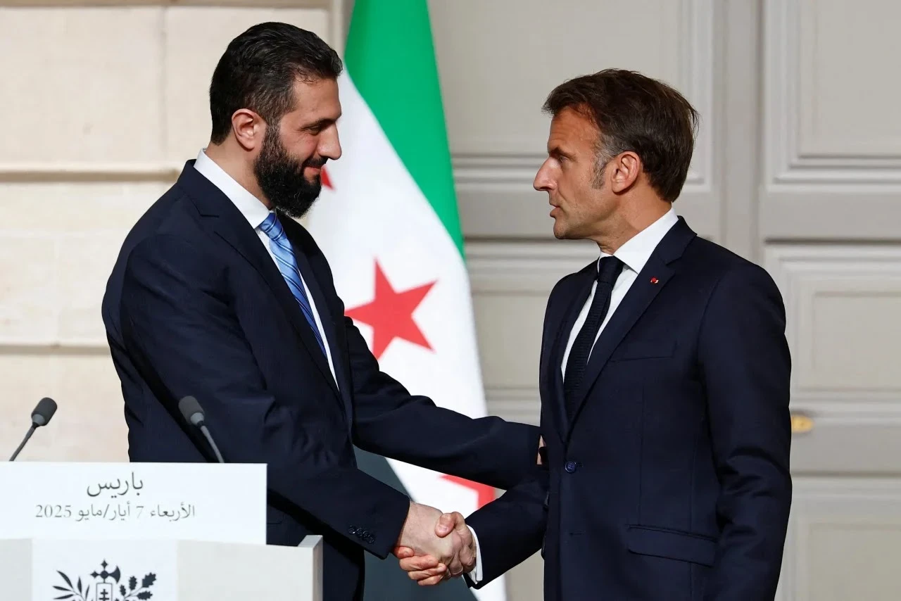 الرئيس الشرع مع الرئيس الفرنس ماكرون / اف ب