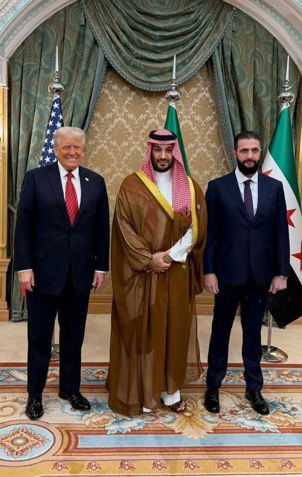 لقاء ثلاثي بين الرئيس أحمد الشرع، والرئيس الأميركي دونالد ترامب، وولي العهد السعودي محمد بن سلمان في الرياض