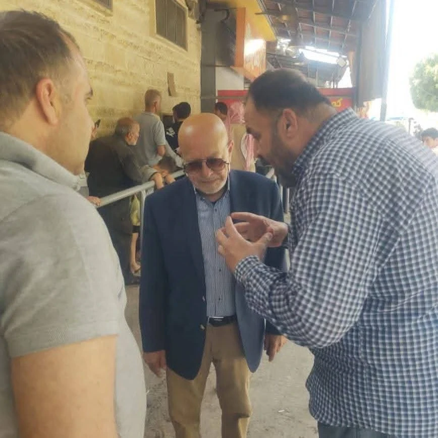 وزير الاقتصاد والتجارة يستمع إلى أحد المواطنين