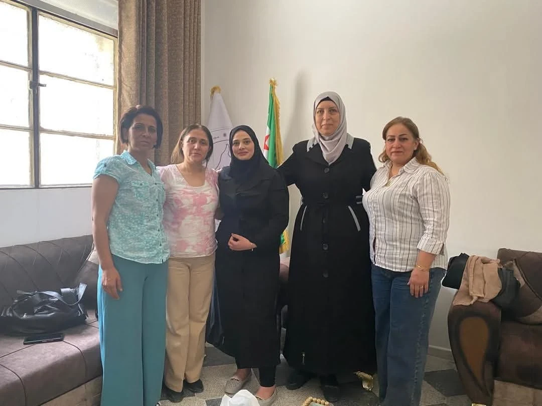 ديانا العلي، المديرة التنفيذية لمنظمة "سوريانا"، والسيدة خديجة شقروق،
