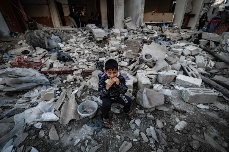 طفل فلسطيني بين ركام منزله