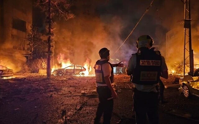 مشهد من الحرائق في حيفا عقب سقوط صواريخ إيرانية عليها امس/ تايمز اوف اسرائيل