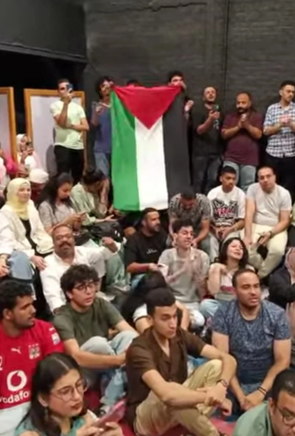 علم فلسطين مرفوعا أثناء الحفل