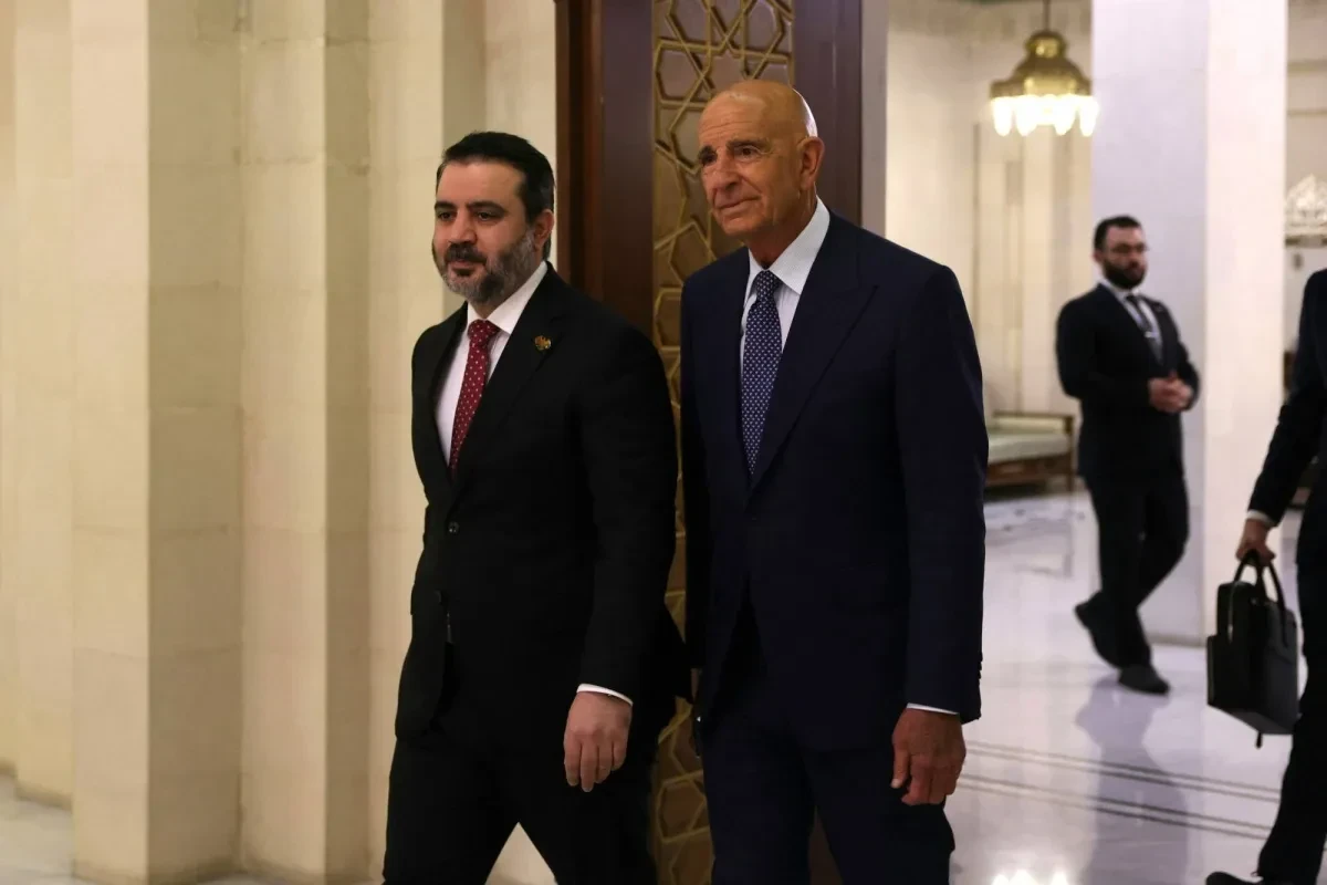 وزير الخارجية السوري أسعد الشيباني مع المبعوث الأميركي إلى سوريا توم باراك