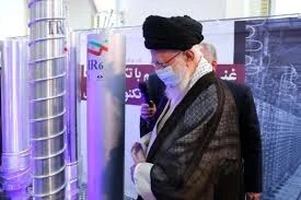 المرشد الإعلى الإيراني علي خامنئي يزور مفاعل نووي
