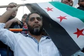 المغني فضل شاكر يحمل علم الثورة السورية