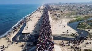 فلسطينيون يعودون الى ديارهم في مدينة غزة