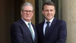 الرئيس الفرنسي إيمانويل ماكرون ورئيس الوزراء البريطاني كير ستارمر