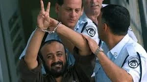 مروان البرغوثي يرفع شارة النصر في السجن الإسرائيلي