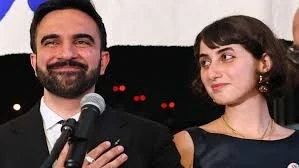 المرشح  لعمدة نيويورك زهران ممداني وزوجته الفنانة السورية راما دوجي