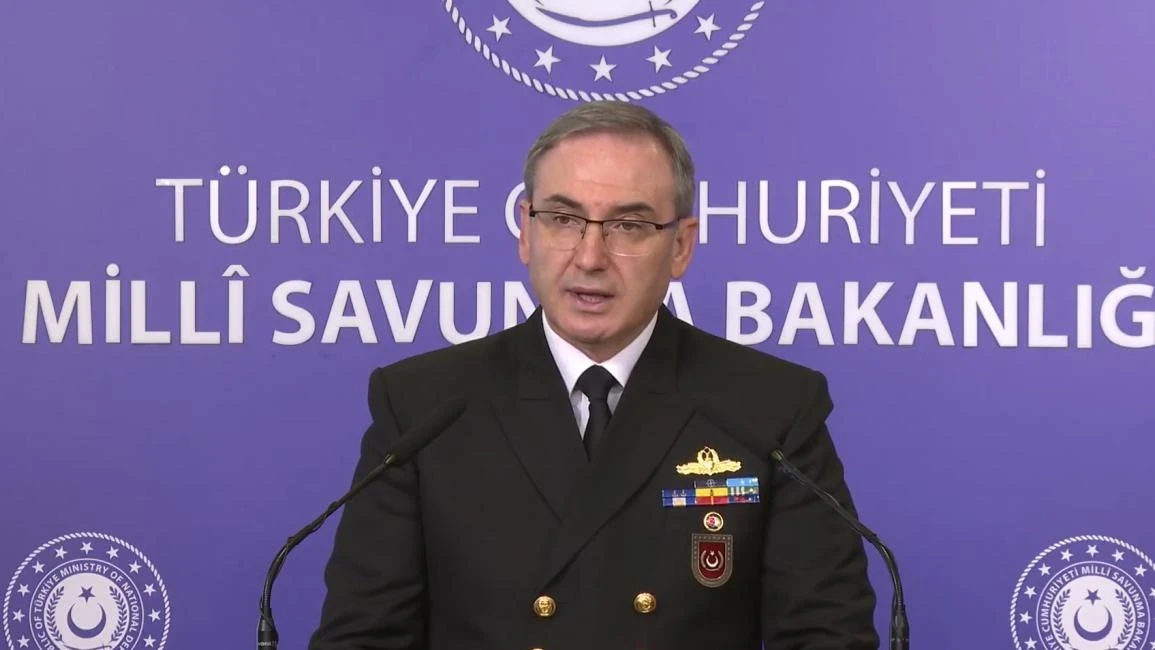 المتحدث باسم وزارة الدفاع التركية في مؤتمر صحافي، 12 ديسمبر 2025 (لقطة شاشة/إكس)