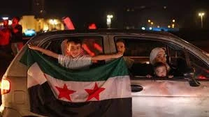 سوريون يحتفلون برفع العقوبات في ساحة الأمويين