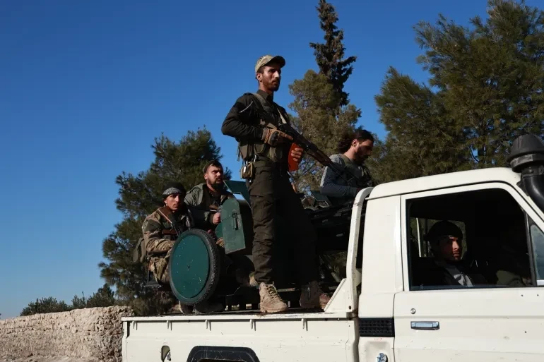 قوات حكومية خلال اشتباكات سابقة مع قوات قسد في حلب (الأناضول)