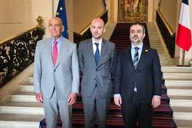 صورة من الأرشييف تجمع وزير خارجية سوريا أسعد الشيباني ووزير خارجية فرنسا جان نويل بارو والمبعوث الامريكي تزماس باراك