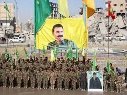 قوات قسد ترفع صورة عبد الله أوجلان زعيم حزب العمال الكردستاني الإرهابي