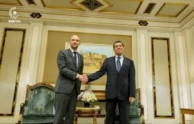 قائد قوات قسد مظلوم عبدي ووزير خارجية فرنسا جان نويل بارو