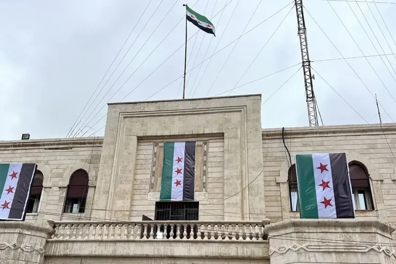 العلم السوري فوق مبنى محافظة الحسكة (مواقع التواصل)