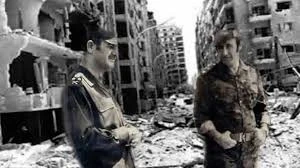 الأخوان حافظ ورفعت الأسد مع خلفية دمار حماة