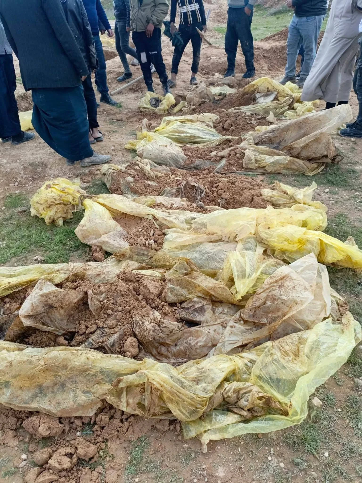 جثامين تم استخراجها من إحدى المقابر الجماعية في الشدادي