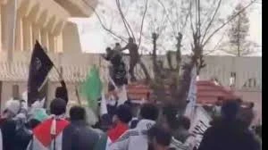 اجتياج المتظاهرين السوريين مبنى سفارة الامارات العربية المتحدة