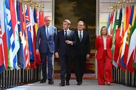 الرئيس الفرنسي ايمانويل ماكرون والمستشار الالماني فريدريك ميريتس ورئيس الوزراء البريطاني كير ستارمر