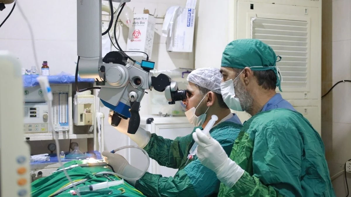 أطباء من الجمعية الطبية السورية الأمريكية (سامز) يجرون عمليات زراعة قوقعة لأطفال في سوريا - 30 كانون الأول 2025 (سامز) (عنب بلدي)