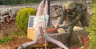 جندي من ديش الاحتلال يحطم تمثال المسيح في جنوب لبنان