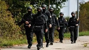 قوات أمن ألمانية تداهم منازل شبكة تهريب سوريين