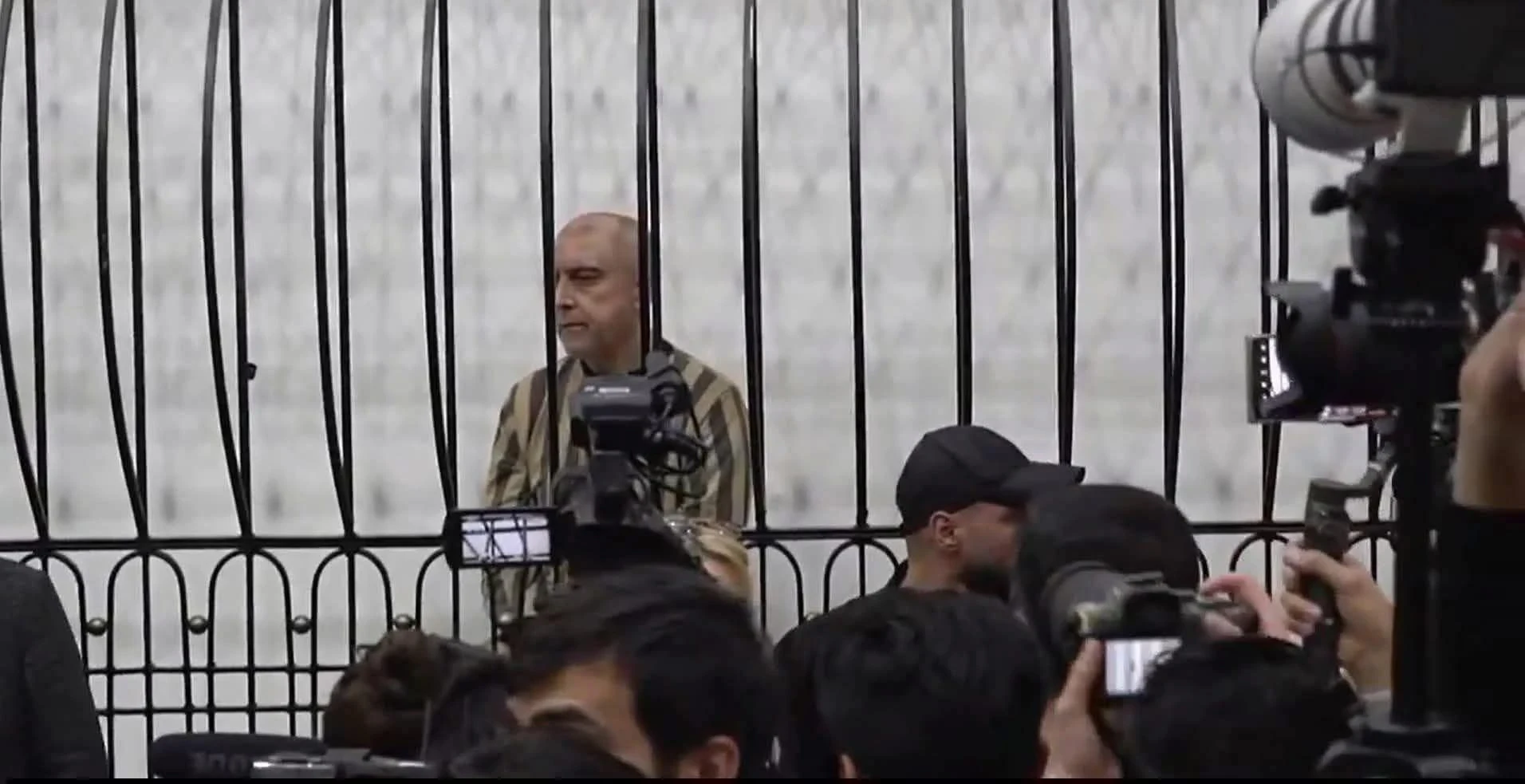 عاطف نجيب في قبضة العدالة خلال أولى جلسات محاكمته بدمشق (مواقع التواصل)