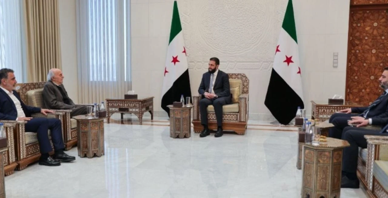 الزعيم الدرزي اللبناني وليد جنبلاط في جلسة مع الرئيس أحمد الشرع