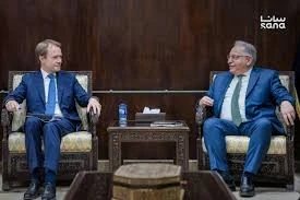 وزير المالية السوري  محمد يسر برنيه مع القائم بأعمال السفارة الفرنسية في دمشق جان باتيست فايفر