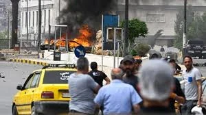 حريق بعد انفجار السيارة المفخخة قرب باب شرقي في جكشق