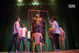 مشهد من مسرحية على قيد الموت