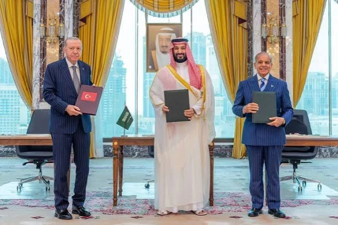 الرئيس التركي رجب طيب أوردغان وولي العهد السعودي محمد بن سلمان ورئيس وزراء الباكستان شهباز شريف بعد توقيع اتفاقية الدفاع المشترك