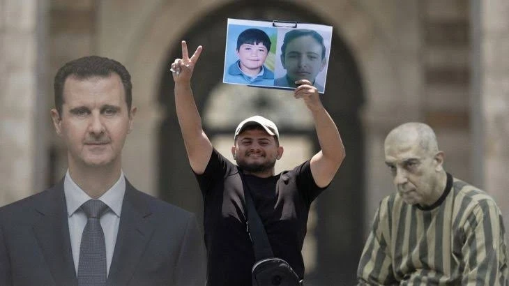 سوري يرفع صورة الطفل حمزة الخطيب الذي قتل تحت التعذيب خلال العهد البائد